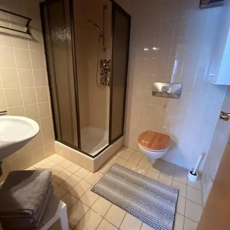 Grosse Dachgeschoss Mit 3 Schlafzimmern, 5 Einzelbetten,balkon * Bad Fussing