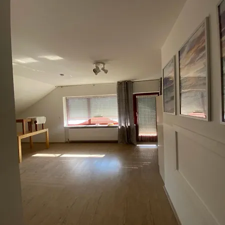 Grosse Dachgeschoss Mit 3 Schlafzimmern, 5 Einzelbetten,balkon